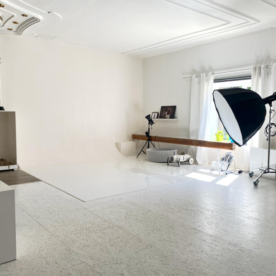 Espace intérieur du studio Deux-Quatre — éclairages et fonds professionnels